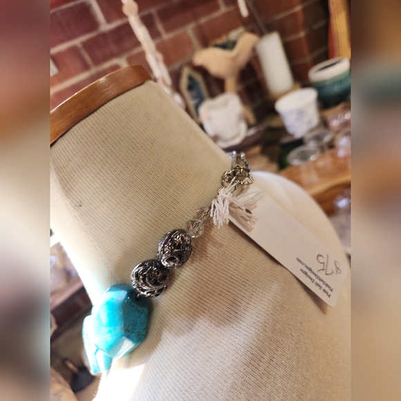 New to the Boutique✨️Blue Howlite & Vintage Silvertone Beaded Necklace - Picture 7 of 16
